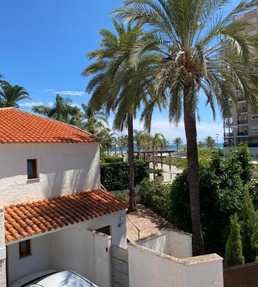 Chalet adosado con jardín - Primera linea