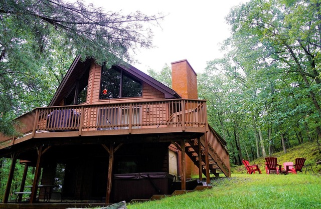 NUEVO Pocono Mnts Chalet Cabin-Lake Wallenpaupack-Hot Tub-Firepit-Pool Tbl-Privacy