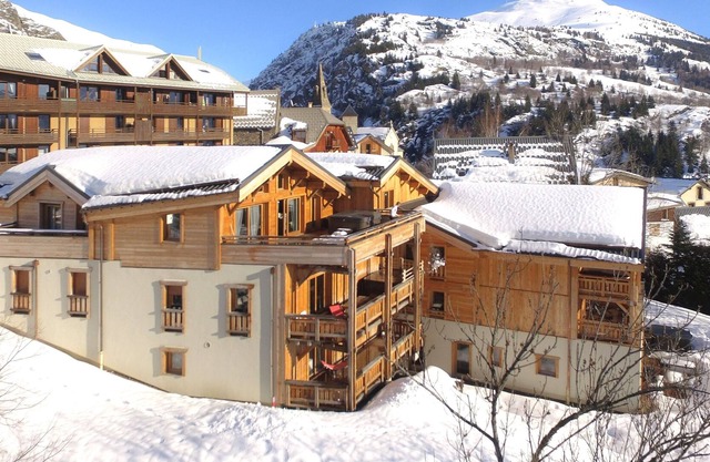 Chalet chaleureux avec bain à remous privative, a 80m de la télécabine