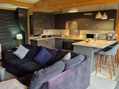 Chalet close to Heathrow T5, Windsor Castle, Legoland, Thorpe Park, with off road parking, free Wifi, private garden, spacious & fully equipped, cozy wood burner & comfy sofa, ideal for exploring London with trains to Waterloo, a beautiful unique retreat