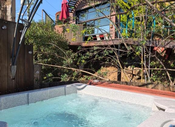 Chalet Contenedor by Las Minas Doors & Bed