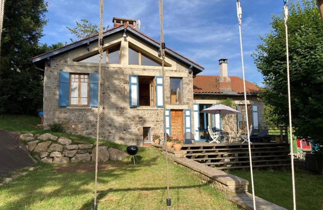 Chalet familial spacieux avec sauna et cheminée - Le Bessat - FR-1-496-24