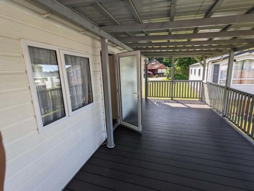 Chalet Kegelrobbe mir riesiger überdachter Terrasse am Kransburger See 544