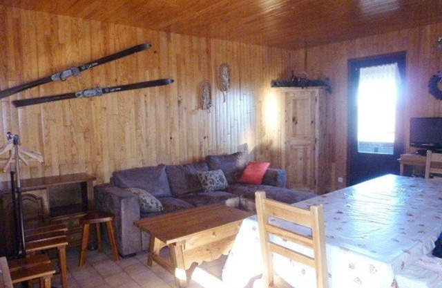 Chalet luminoso con capacidad para 15 personas, cocina equipada y servicios opcionales