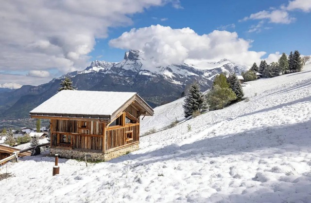 Chalet 'Mazot De Warens' con vistas a la montaña, terraza privada y jardín privado