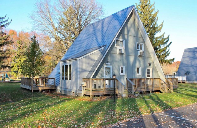 Chalet on the Lake 81 w/ Beach Access, Pools, Sport Courts, Fishing Pond & more!