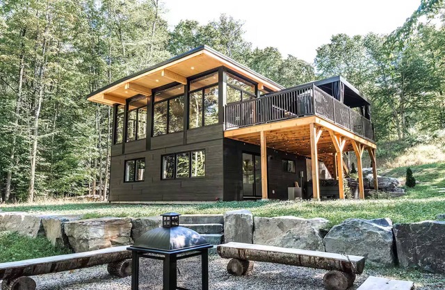 Chalet Van Haven – Spacious Mountain Chalet w/ Hot Tub, Lake Access & Game Room
