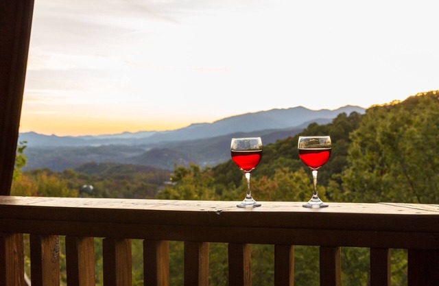 Chalet Village Log Cabin con vistas a la montaña! ¡Fácil acceso y estacionamiento plano!