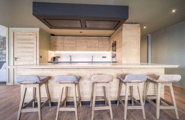 Chalet, wifi, 100m from ski slopes, 3rd floor, swimming pool, sauna, hammam, balcony, tv, ski locker