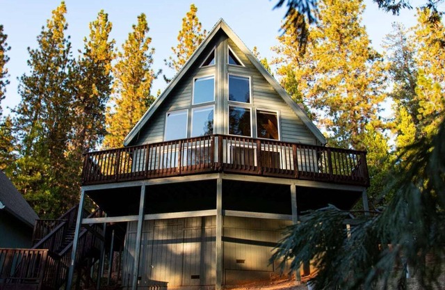 Chalet w/ Hot Tub + Bar + Bocce