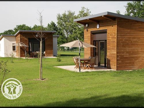 Chalets confortables avec terrasse au bord des étangs dans le Forez, animaux acceptés - FR-1-496-78
