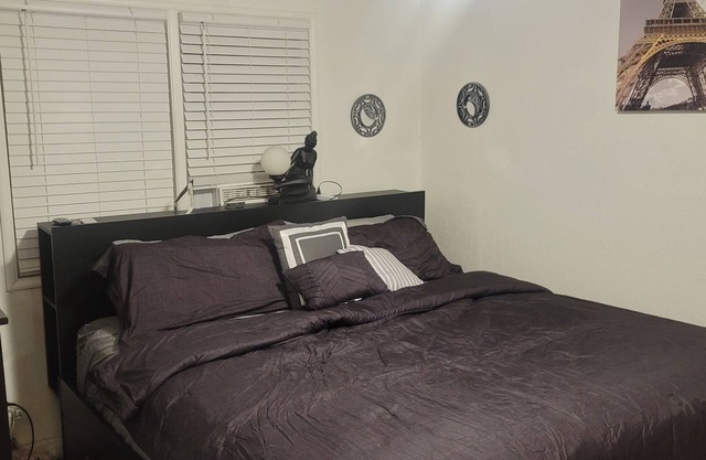 Chalkwall Duplex in Vallejo - 5 minutes from Wine Country and Discovery Kingdom!