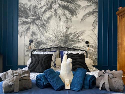 Chambre Bleu Chic et Cosy piscine spa petit déjeuner au Château des Bourdons