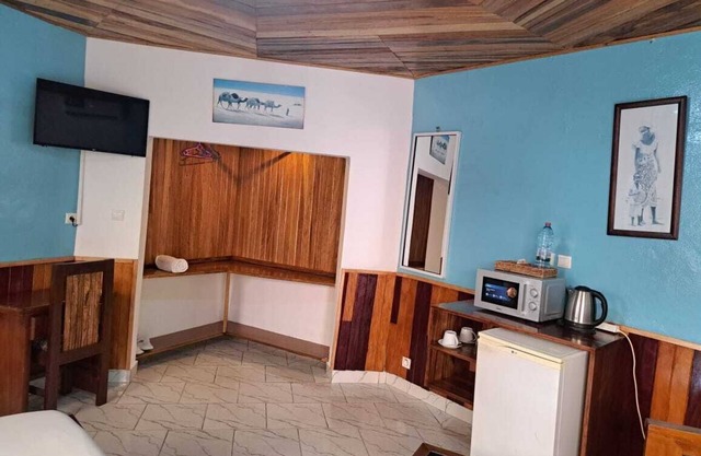 “Chambre Gabrielle – Les Gîtes de Kribi / Gabrielle Room – Kribi Lodge”