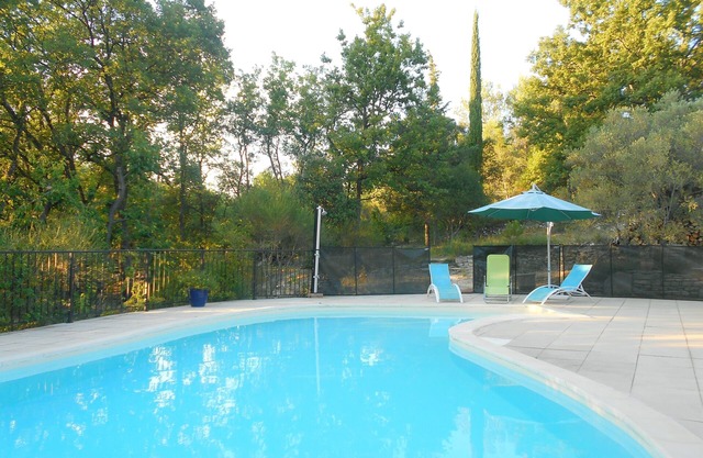 Un remanso de paz a la sombra de los robles. Dos habitaciones, aire acondicionado, piscina, terraza.