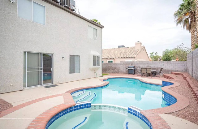 ¡Espléndida casa de 3 dormitorios con piscina y spa!