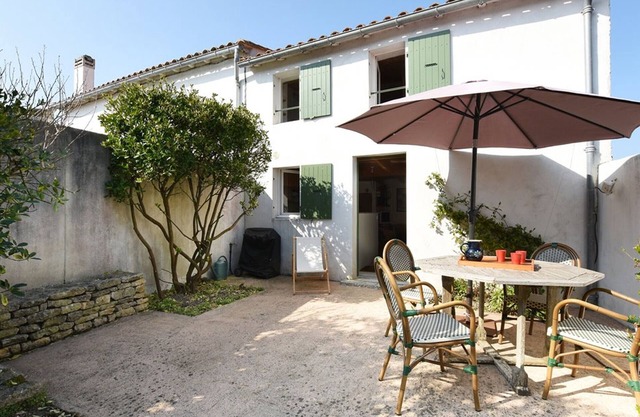 Casa antigua con encanto en el centro de Saint Clément des Baleines, cerca de la playa y equipada