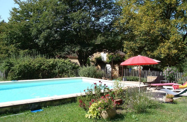 Casa de personajes y su piscina privada.
