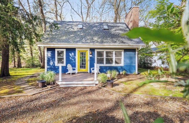 Charlie's on Commanche - Charming cottage tucked away in Michiana close to the l