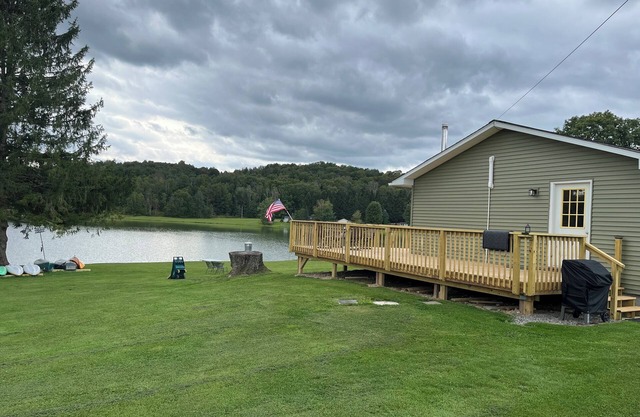 CHARLIES LAKEFRONT COTTAGE. Newly renovated 3 bedroom /kitchen/bath cottage.