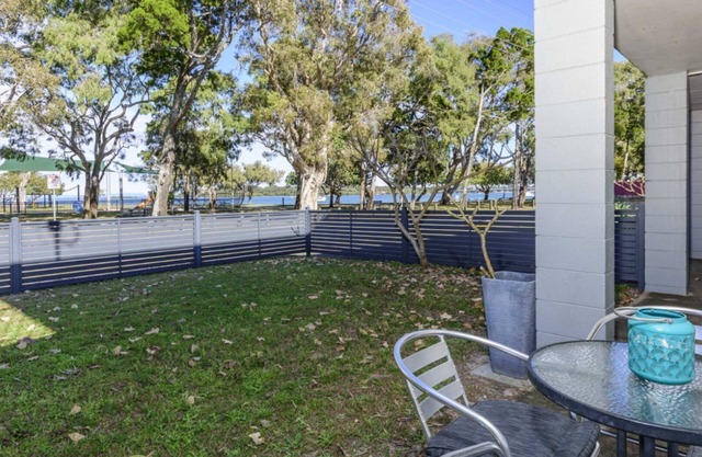 Encanto y confort en esta unidad de planta baja con vistas al agua! Welsby Pde, Bongaree