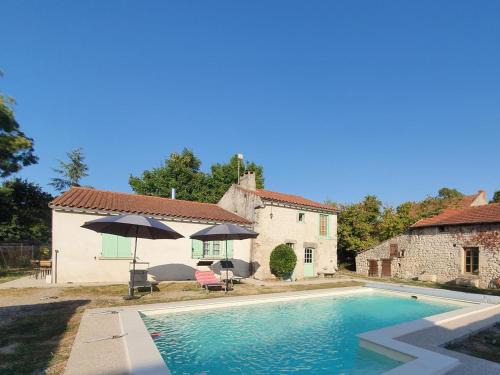 Charmante maison à Charroux avec terrasse privative - FR-1-489-394