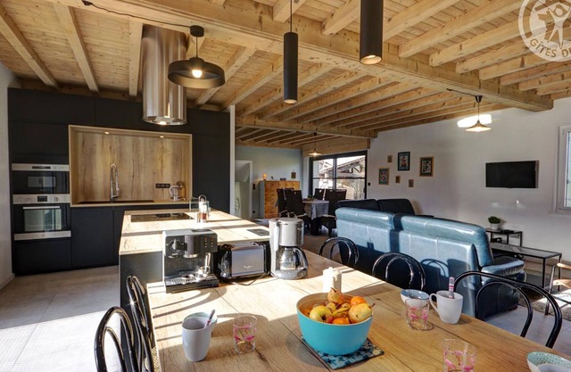 Amplio Gîte Renovado con Jardín, Terraza, Equipamiento Moderno y Chimenea en Saint-Just-Saint-Rambert