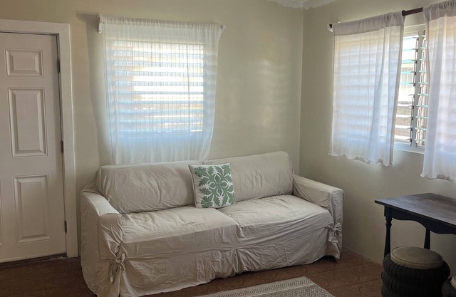 Charming 1 bdr in LAIE Private yard and entrance! 5 minute walk to Hukilau beach