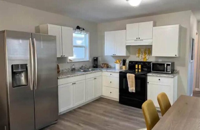 Charming 1 bed 1 bath house short walk to square