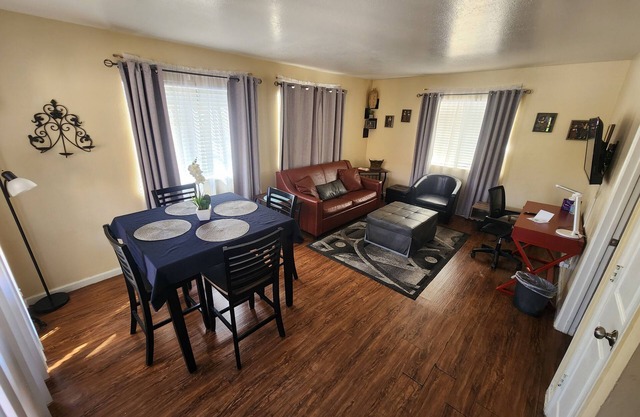 Charming 1-bed apt, cook-ready kitchen, laundry,5-8 mins to U of A and Downtown