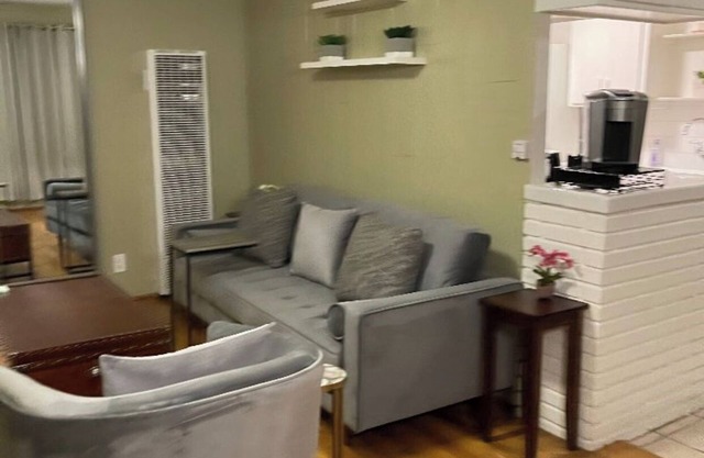 Charming 1-bedroom apartment with WiFi, AC in pleasant Long Beach