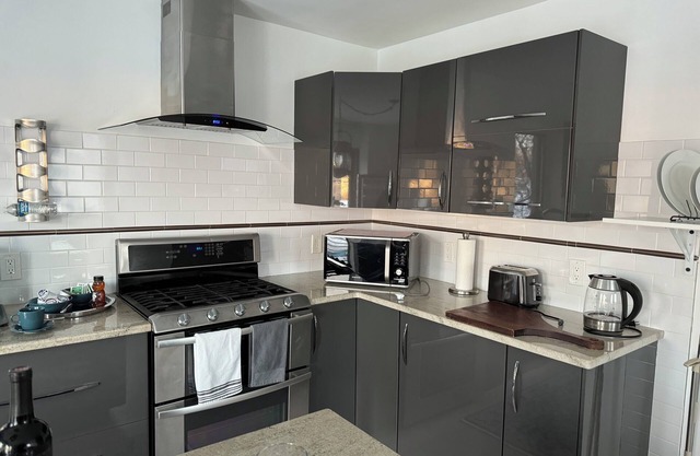 Charming 1-bedroom apartment in amazing Greenwich with WiFi, AC, free parking