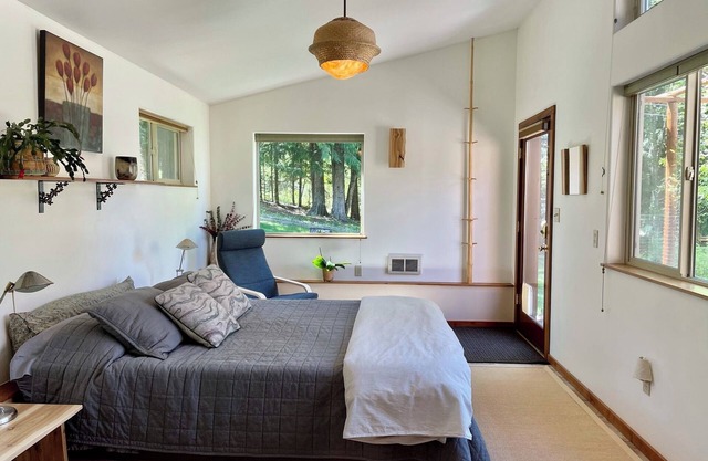 Charming 1-bedroom apartment in a beautiful natural setting, minutes from town.