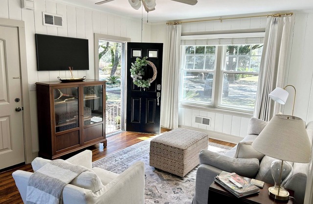 Charming 1-bedroom bungalow in beautiful DOWNTOWN Georgetown with WiFi, AC