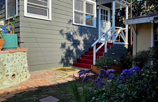 Charming 1-bedroom bungalow:private fenced backyard,WiFi,AC, views in San Diego