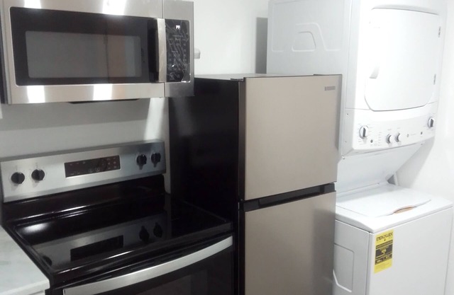 Charming 1-bedroom house with WiFi, AC, parking for truckers in lovely Apopka