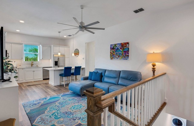 Charming 1-bedroom upstairs apartment in private Sarasota Community.