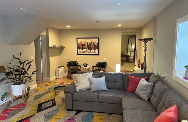 Charming 1-bedroom apartment in superb Lake Oswego with AC