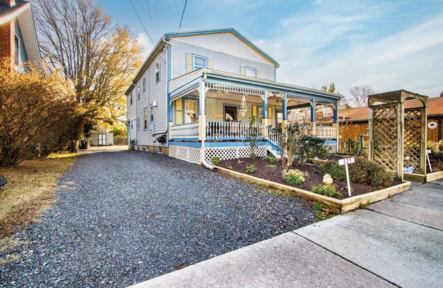 Charming 1900s Lewes Retreat – Walk to Shops, Dining & Beach!