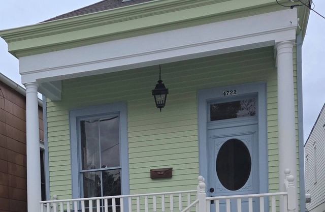 Charming 1920 Side Hall, conveniently located to downtown New Orleans.