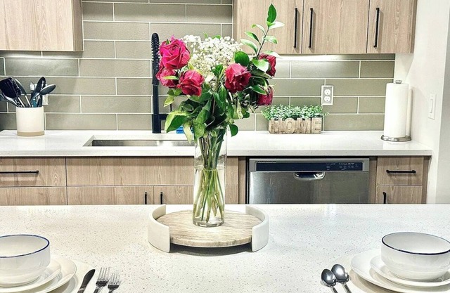 Charming - 1BR - Pool - BBQ Grill - Outdoor Dining Area