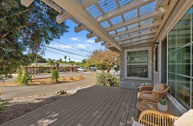 Charming 2/1-house with Plantiful SunRoom and Hot Tub