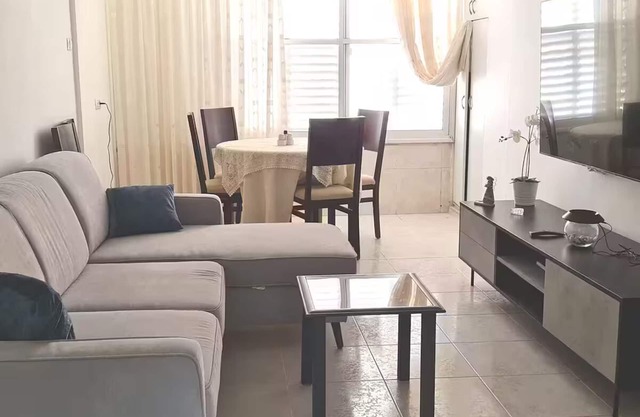 Charming 2 bdr Apartment by the beach, A/C, nearby water sports, family friendly