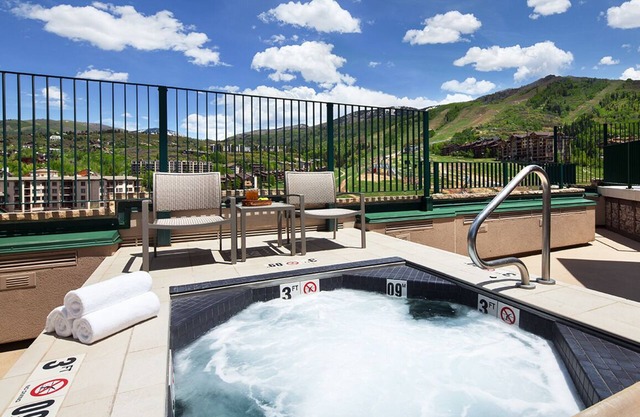 Charming 2-bedroom ski in/out resort in Steamboat Springs w/ fitness room, WiFi