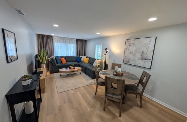 Charming 2-bed.apt in Franklin Park, AC, WiFi, O'Hare, free parking, W/D in unit