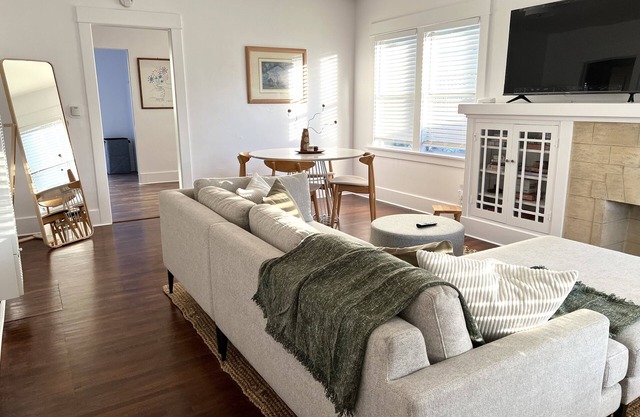 Charming 2-Bed Craftsman Bungalow w/ AC, Parking