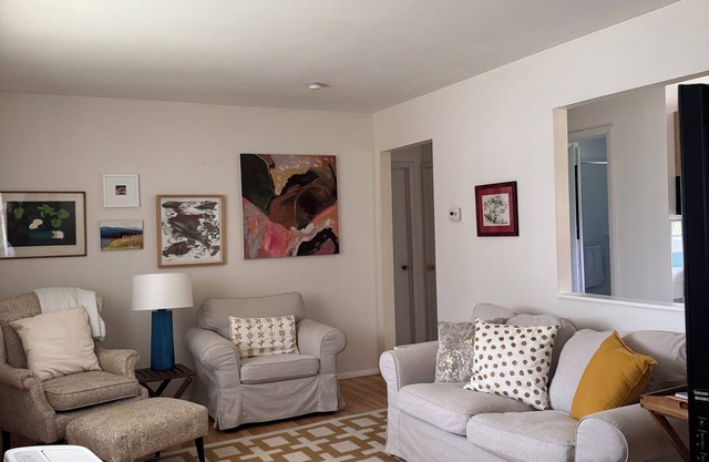 Charming 2-bedroom bungalow in Saratoga Springs with fenced yard