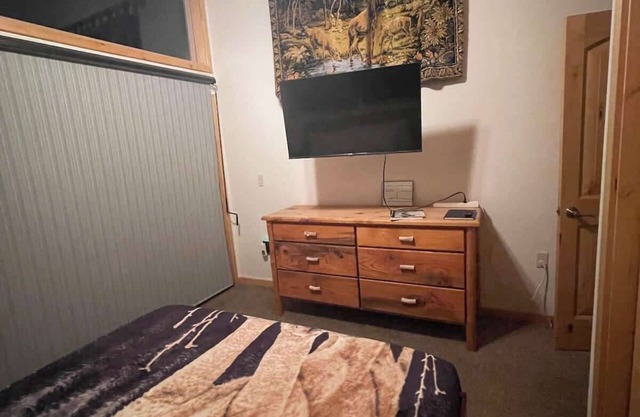 Charming 2-bedroom chalet with AC, WiFi in serene Yosemite West