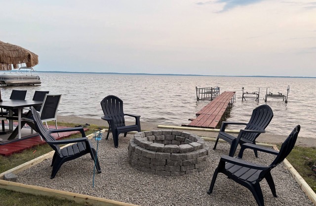 Charming 2-bedroom cabin with AC, WiFi in lovely Houghton Lake