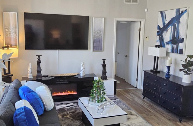 Charming 2-bedroom cottage in wonderful Moreno Valley with WiFi, all utilities